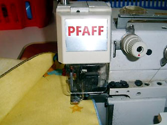 Eine Rollsaummaschine für dekorative Abschlüss